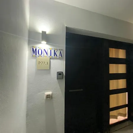 Monika Playa Macenas *