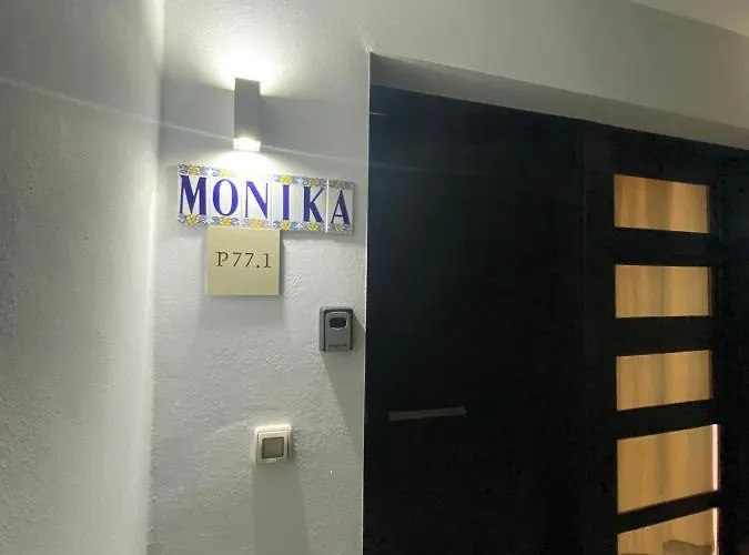 Monika Playa Macenas *